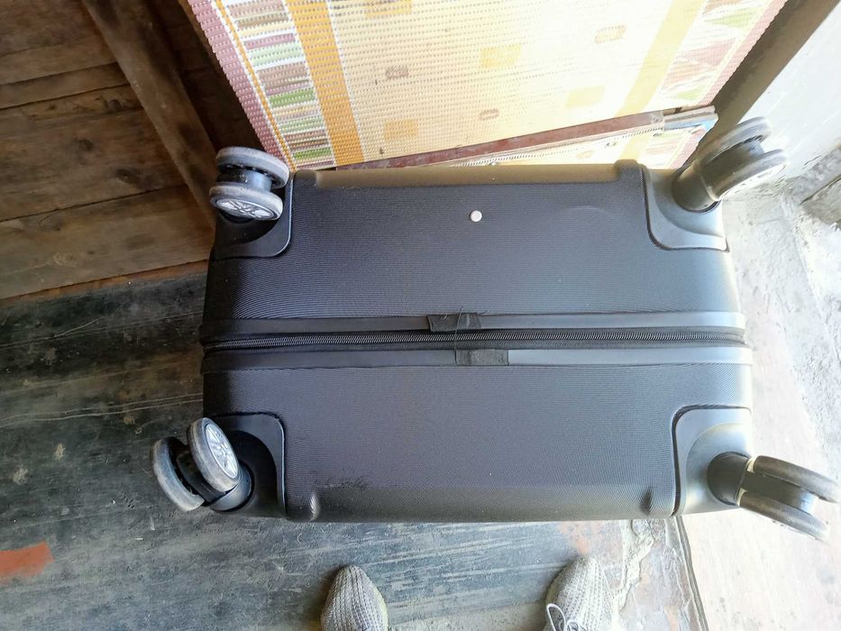 чемодан 68-46-30 см состояние новое.