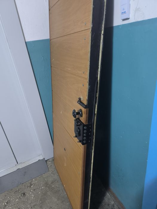 Продам недорого металлическую дверь.