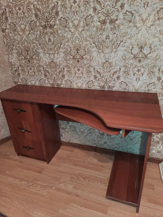 Продам компьютерный стол в хорошем состоянии