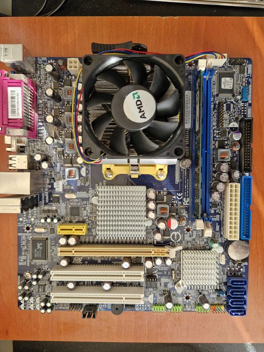 Дънна платка Foxconn A7GMX-K с процесор LE-1640 и 2GB RAM