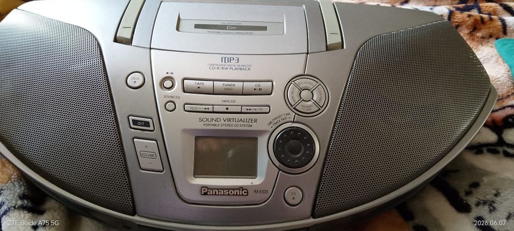 Vînd casetofon Panasonic