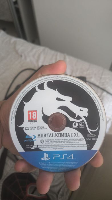 Vând PlayStation 4slim de 1Tb(1 tera).Consola vine însoțită de 2 manete PlayStation 4 model army împreună cu docul de încărcare a manetelor și  hdmi.
