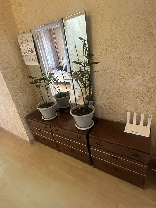 Шкаф с зеркалом продаю