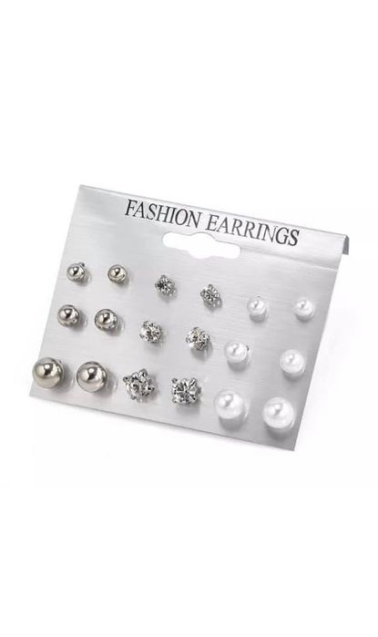 2.5 евро за цял комплект  от 12 и 9 чифта обеци в златисто и сребристо