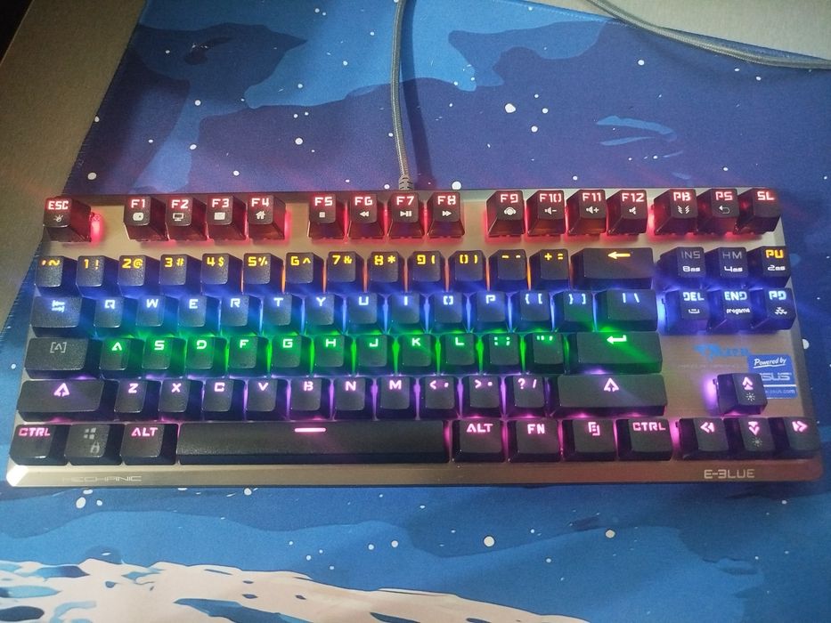 Игровая механическая клавиатура на черных свитчах