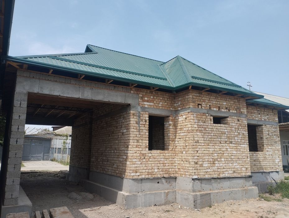 Уй сотилади, (қурилиши тугалланмаган)