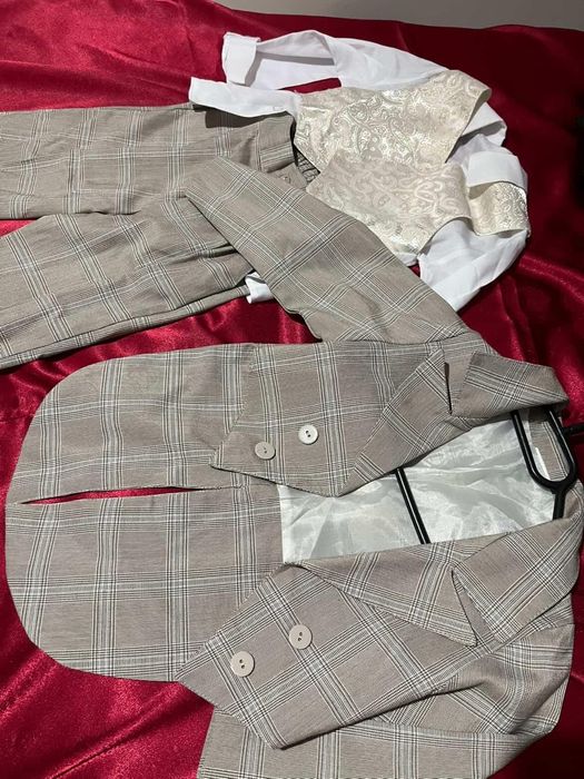 Costumaș băiețel  model carouri potrivit pentru evenimete speciale