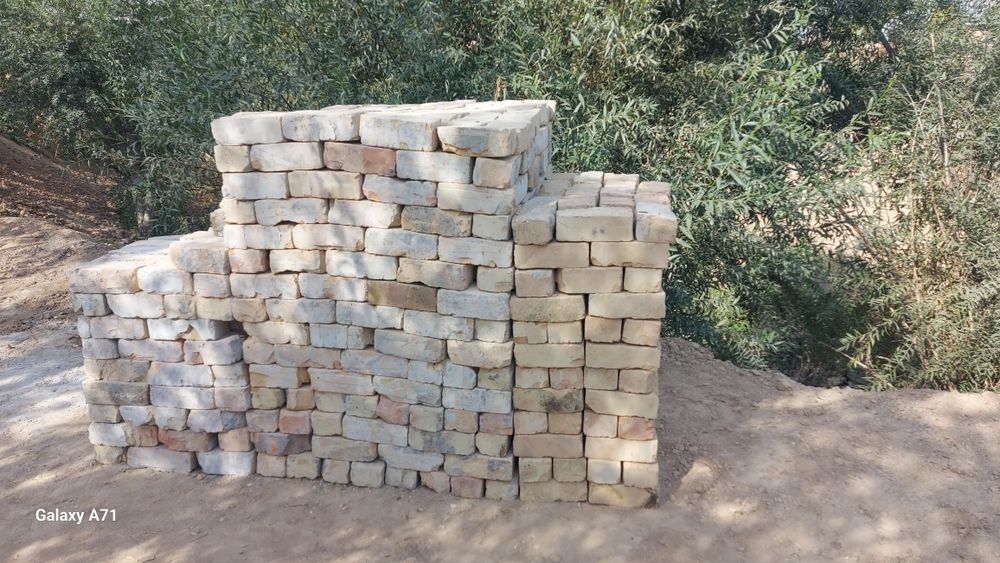 Sotiladi g'isht paltara