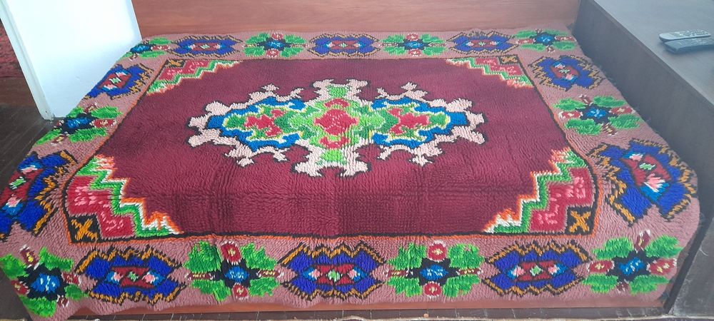 Китеник, 200 на 155м. Чиста вълна. За персон и половина.