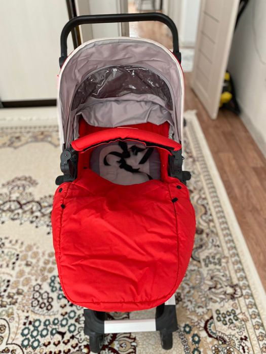Коляска в красном цвете