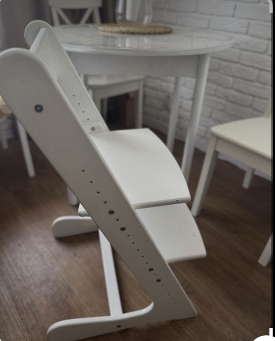 Деревянный растущий стул белый