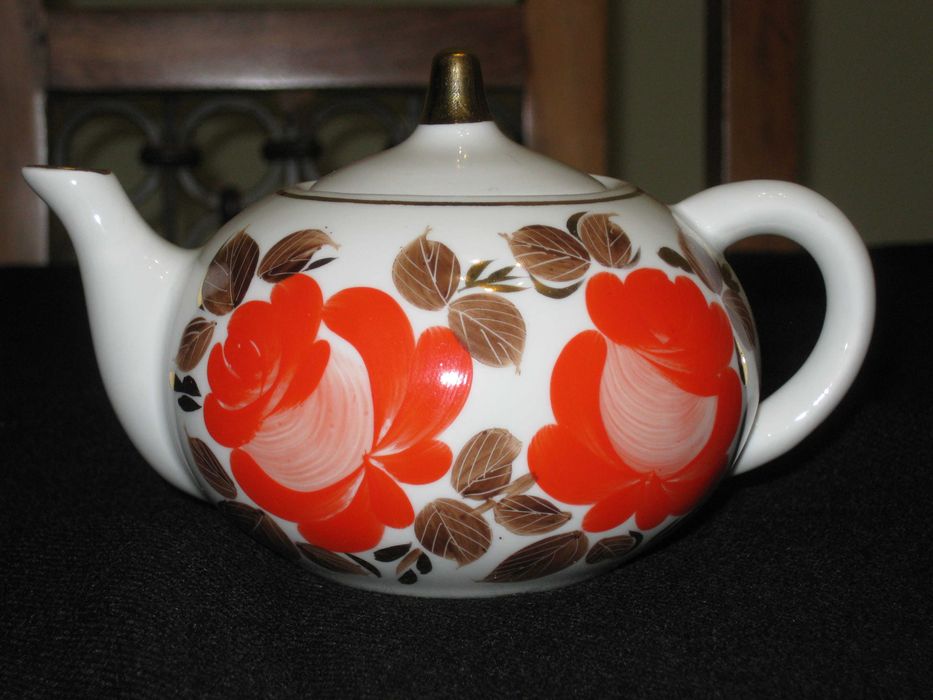 Сервизи, чаши, Цени от 8 до 50  евро, за снимка.