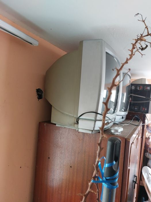 2 броя телевизори Беко цветни с дистанционни.