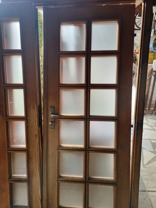 Продавам дървени касетирани врати