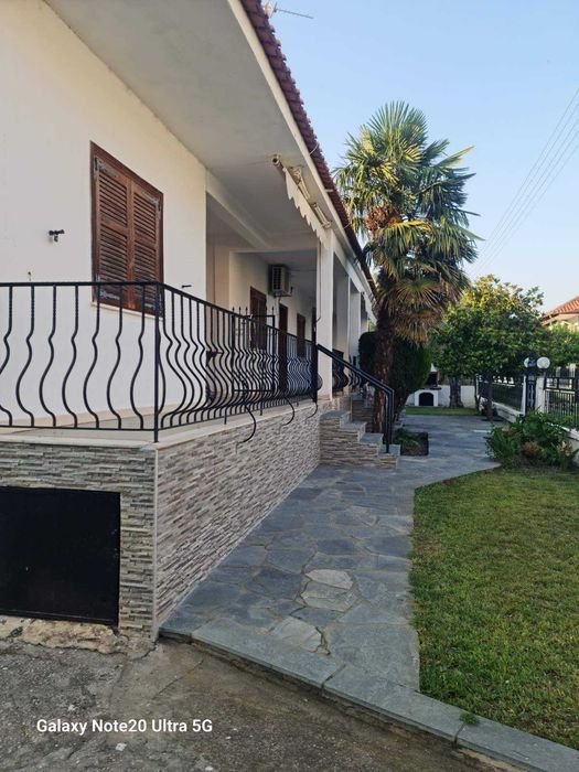 Продава три чудесни апартамента по 55 м2 в прекрасно оформен двор 400 м2 в Аспровалта, Гърция