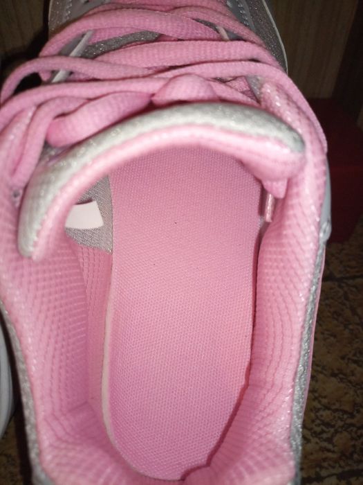 Дамски маратонки номер 39.Изпращам по Еконт или Спиди