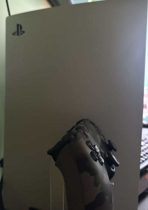 Playstation 5  *2 джойстика и много игри*