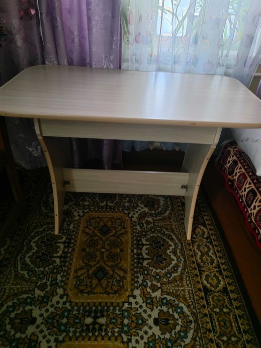 в продаже столовый или кухонный уголок