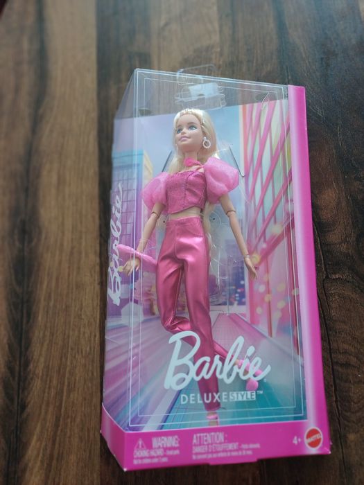 Barbie. doll deluxe