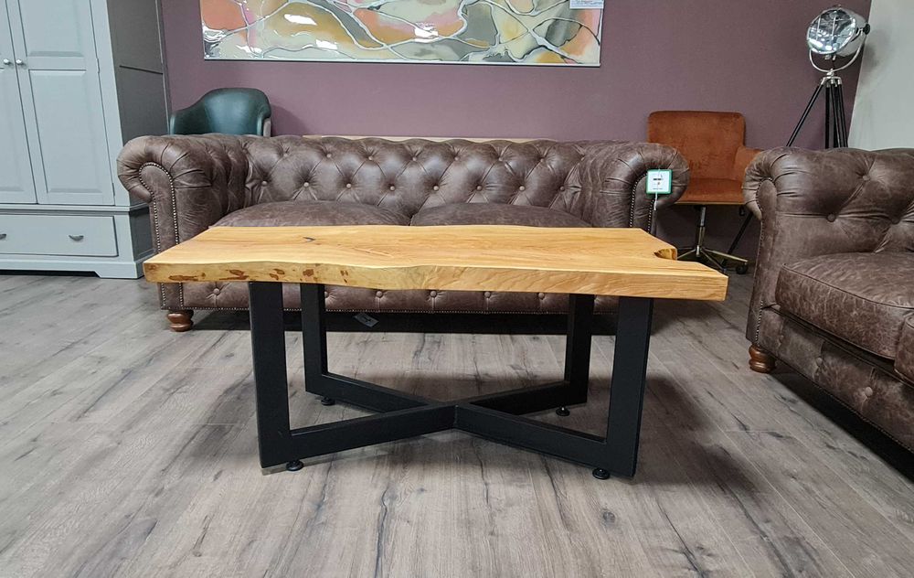 Масивна холна маса от дърво и метални крака ръчна изработка