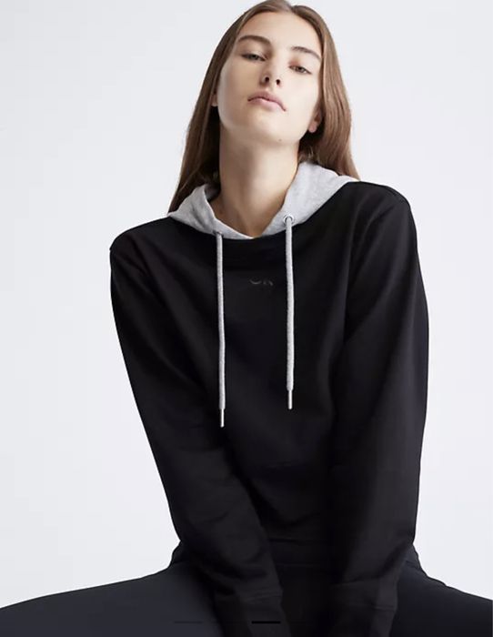 Худи укороченное Calvin Klein