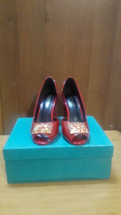 Кыздарга арналган аяк киiмдер.