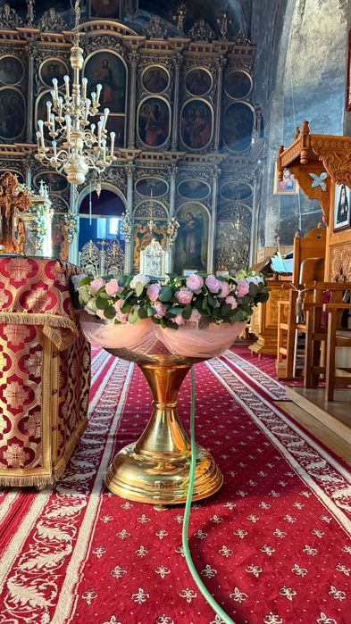 Decor Evenimente: Arcade Baloane și Aranjamente Florale