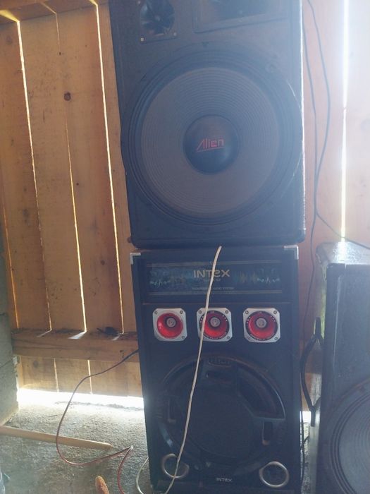 Vând 3 boxe +stație