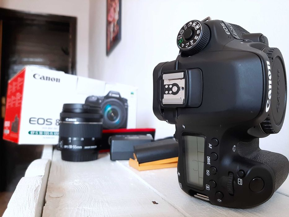 DSLR фотоапарат Canon EOS 80D без обектив