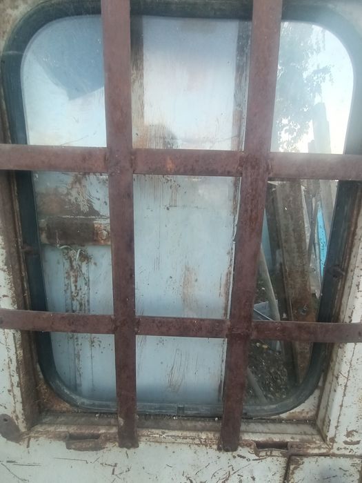 Срочно продам будку с закрывающимися дверьми.