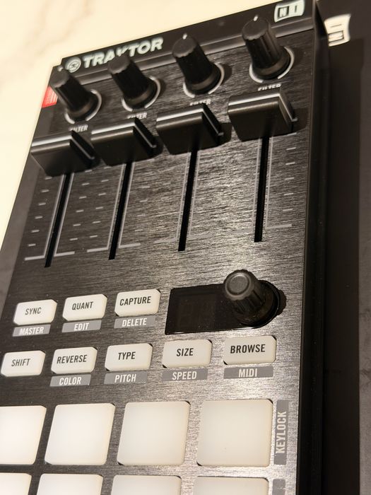 Traktor Kontrol F1