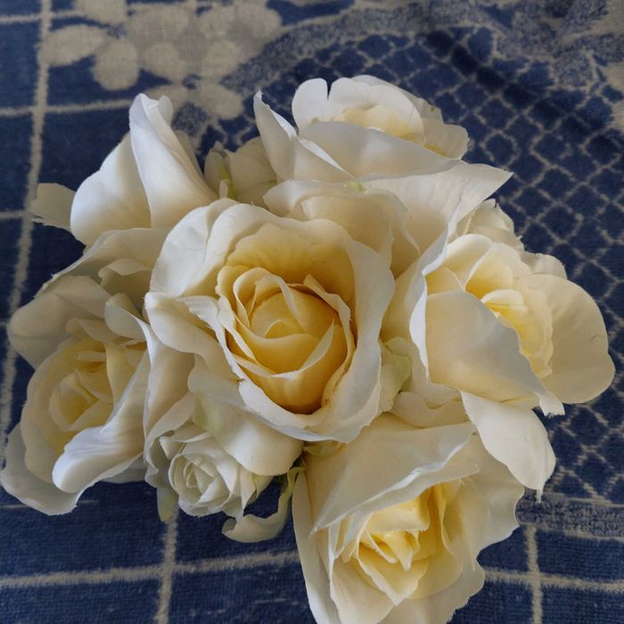 Ваза декоративна златна с бели изкуствени рози