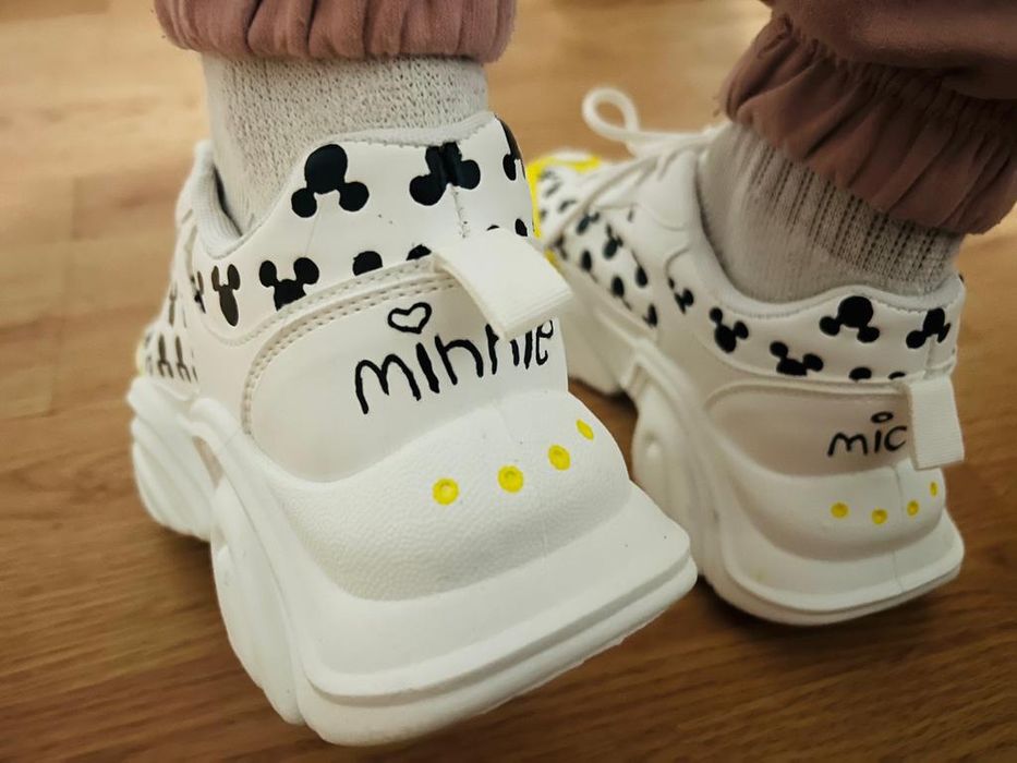Adidasi pictați manual, tema Disney