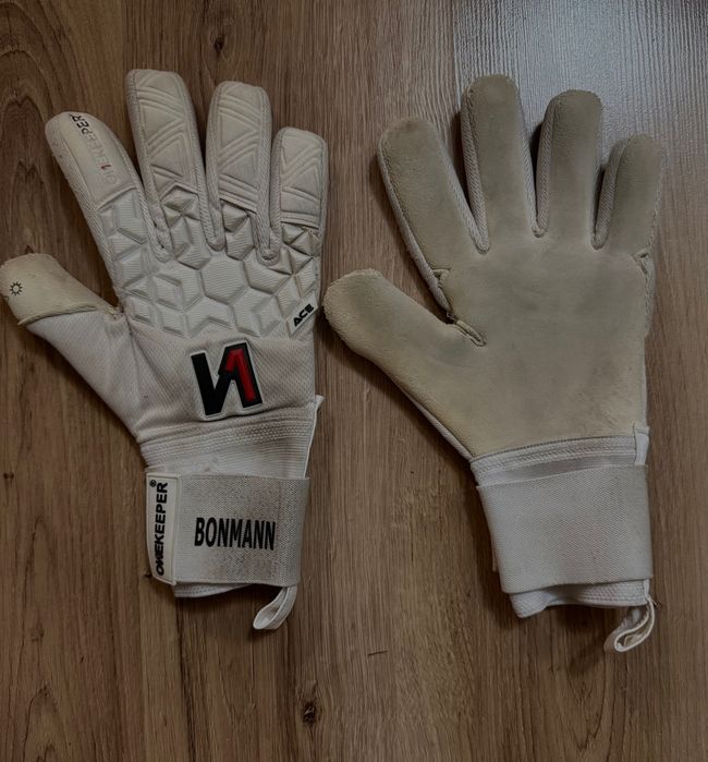 Вратарски ръкавици носени от Хендрик Бонман(Лудогорец)