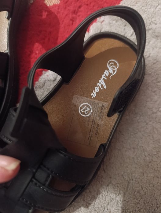 Продам сандали новые