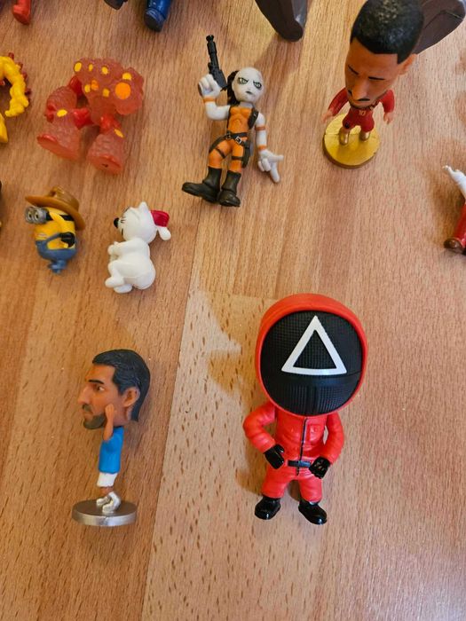 Плюшени играчки и пластмасови играчки(продам на комплект по минимум 3 )