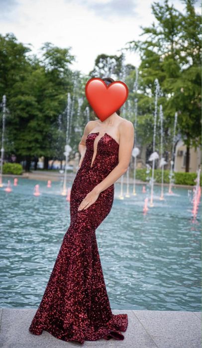 Продавам бална рокля CAVIAR, модел Red Hollywood