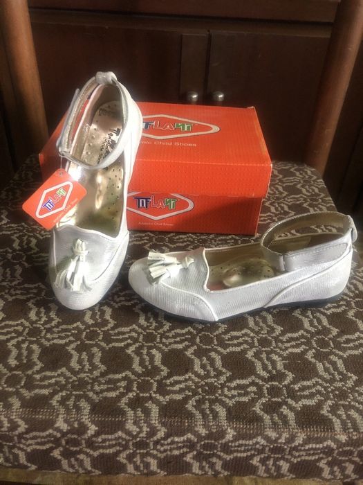 Нарядные серебристые туфли на девочку. Новые. В упаковке. Пр-во Турция