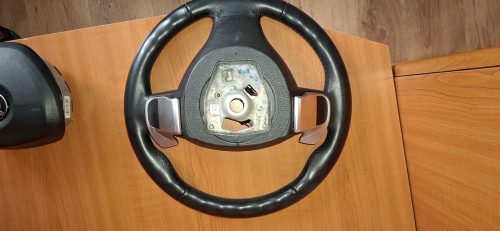 volan sport bmw f10/f11,cu padele,distronic,vibratii,stare perfecta!