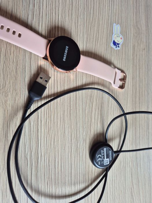 Продавам Смарт часовник Samsung Galaxy Watch Active (Rose Gold)