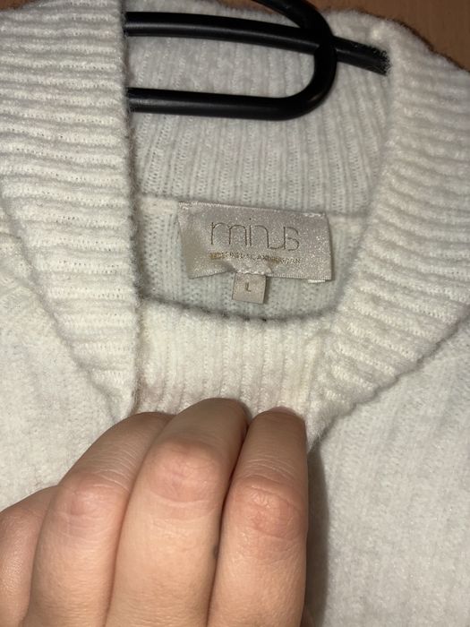 Топъл бял пуловер Minus Л размер