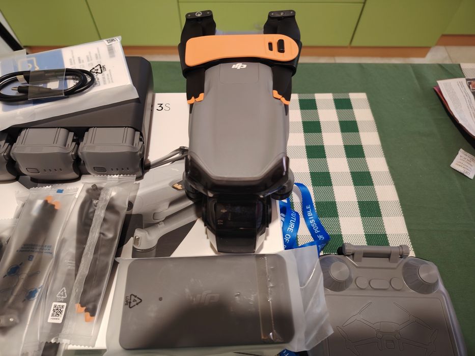 ЧИСТО НОВ ДроН  DJI Air 3S Fly More Combo (DJI RC 2) + ГАРАНЦИЯ ТЕХНОПОЛИС до 08.2027 г