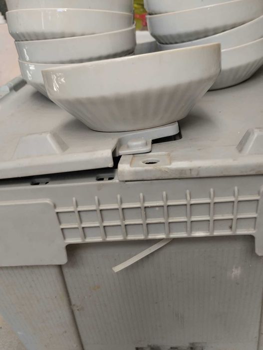 Порцеланови купички, кухненски прибори