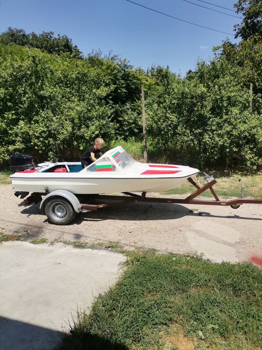 Лодка Зефир 2 с двигател 25к.с Mariner