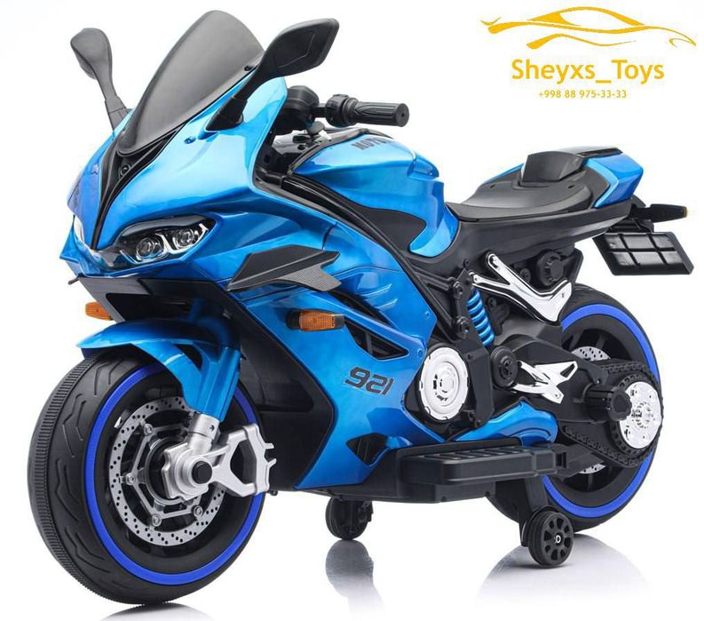 Ёруғлик чиқарадиган ғилдраклар билан, фаралари ва орқа чироқлари ёруғл