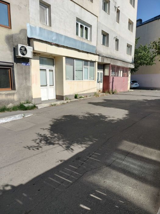 Vând spatiu comercial