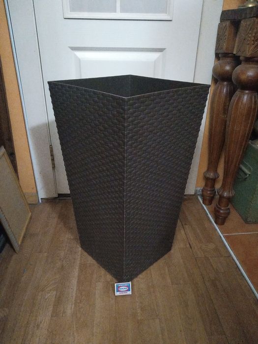 Огромный горшок и кактус .