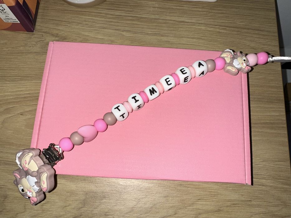 Set lantisor suzeta personalizat + jucarie de dentitie