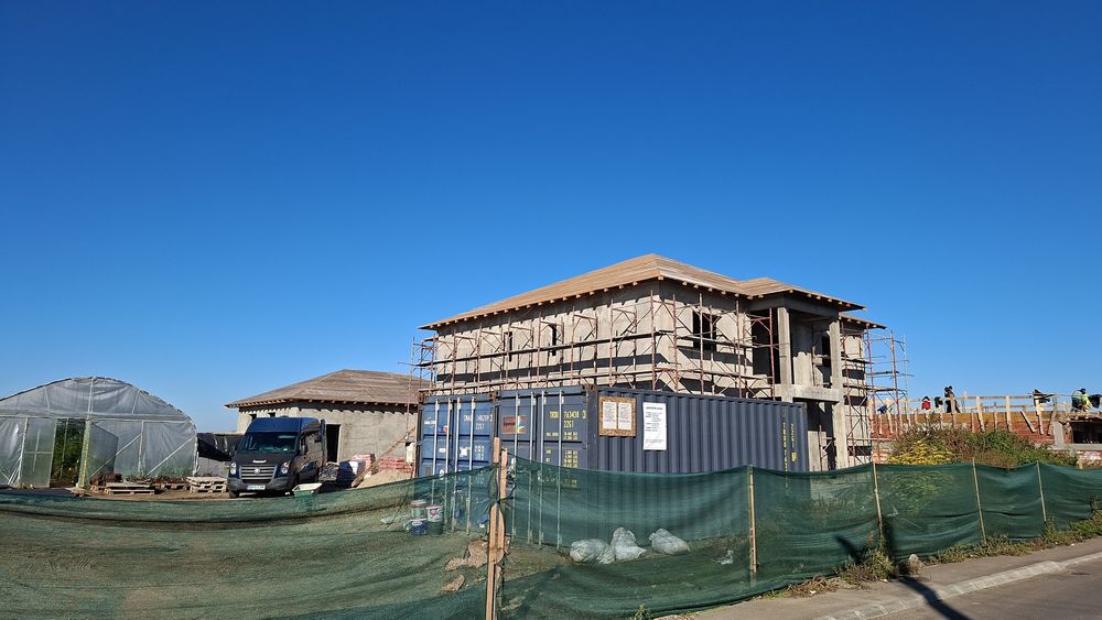 Contruim case la rosu !