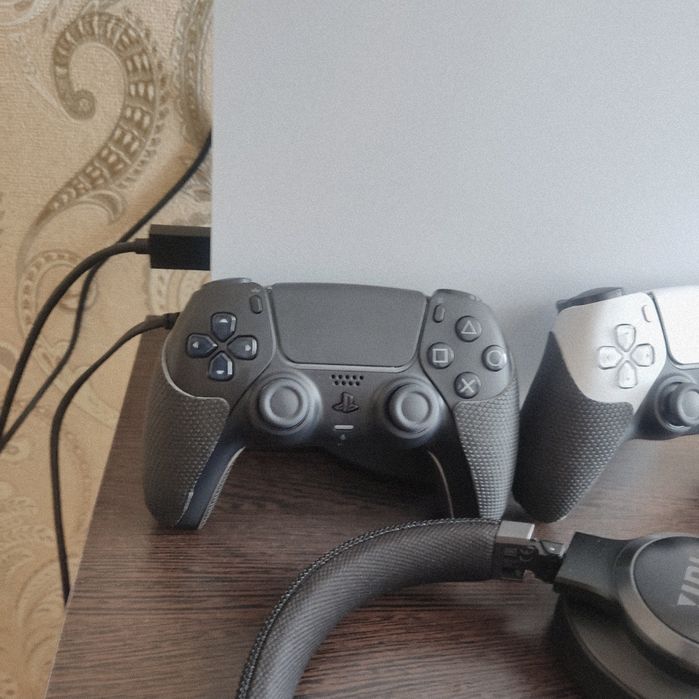 Обменяю/Продам Playstation 5 с дисками и 2 джойстиками на Meta Quest 3